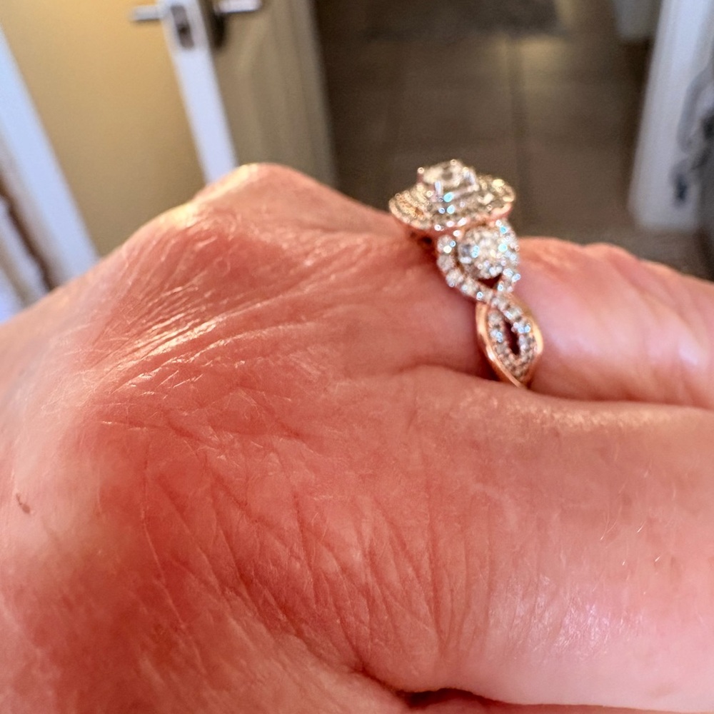 Stunning Diamond Rose Gold engagement Ring - Picture 6 of 9